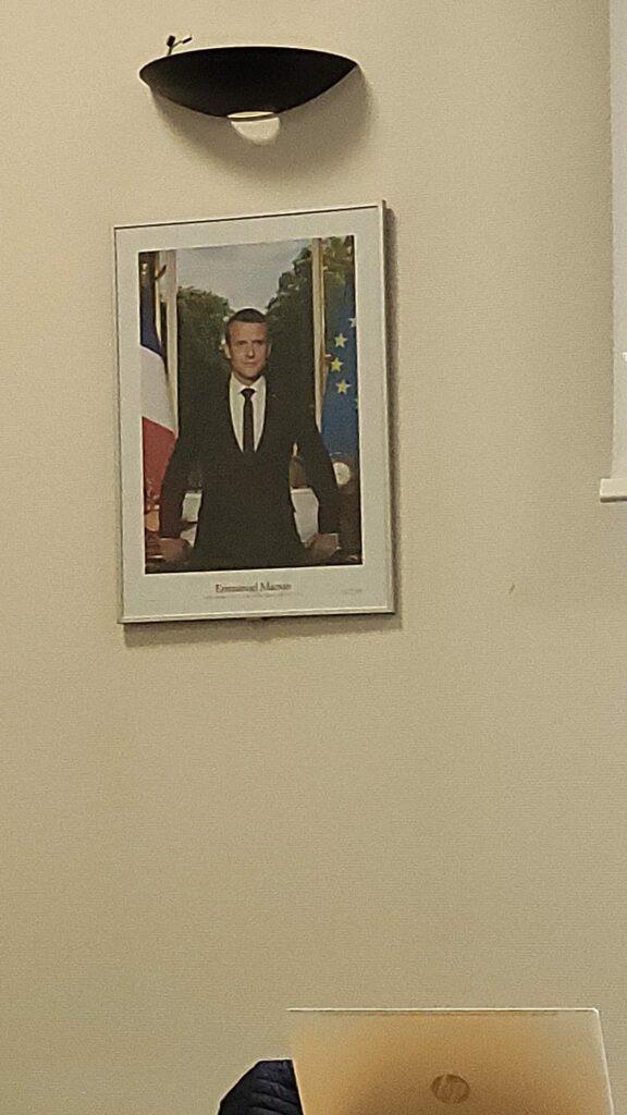 Dans une salle de réunion de la DSDEN 53